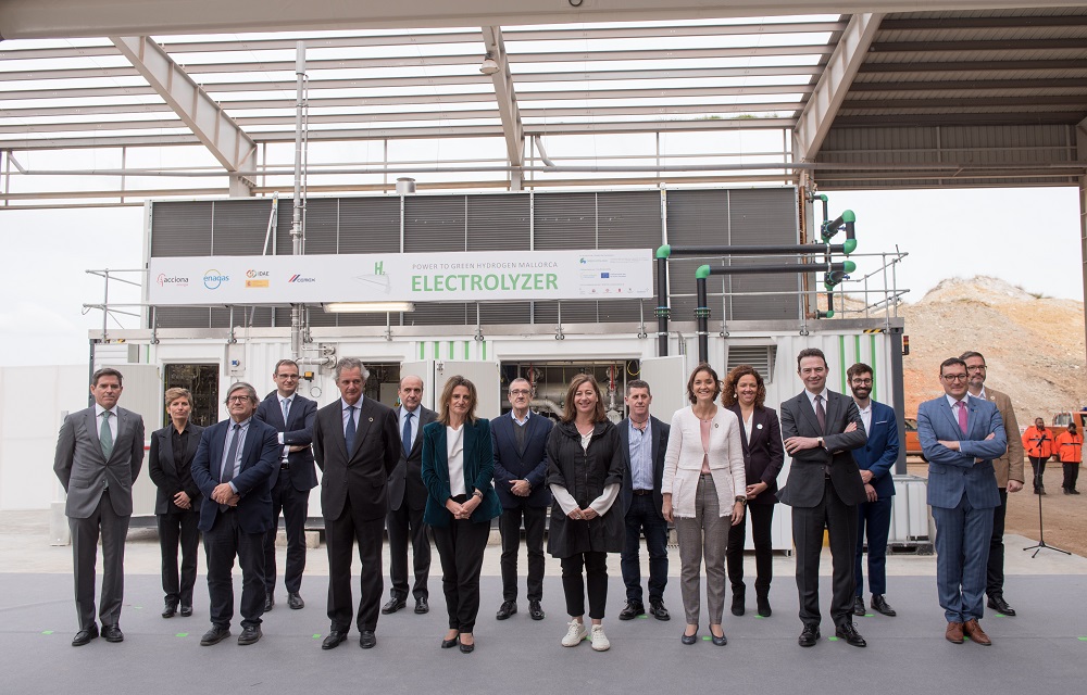 La vicepresidenta Teresa Ribera inaugura en Lloseta (Mallorca) la primera planta industrial de hidrógeno renovable de España