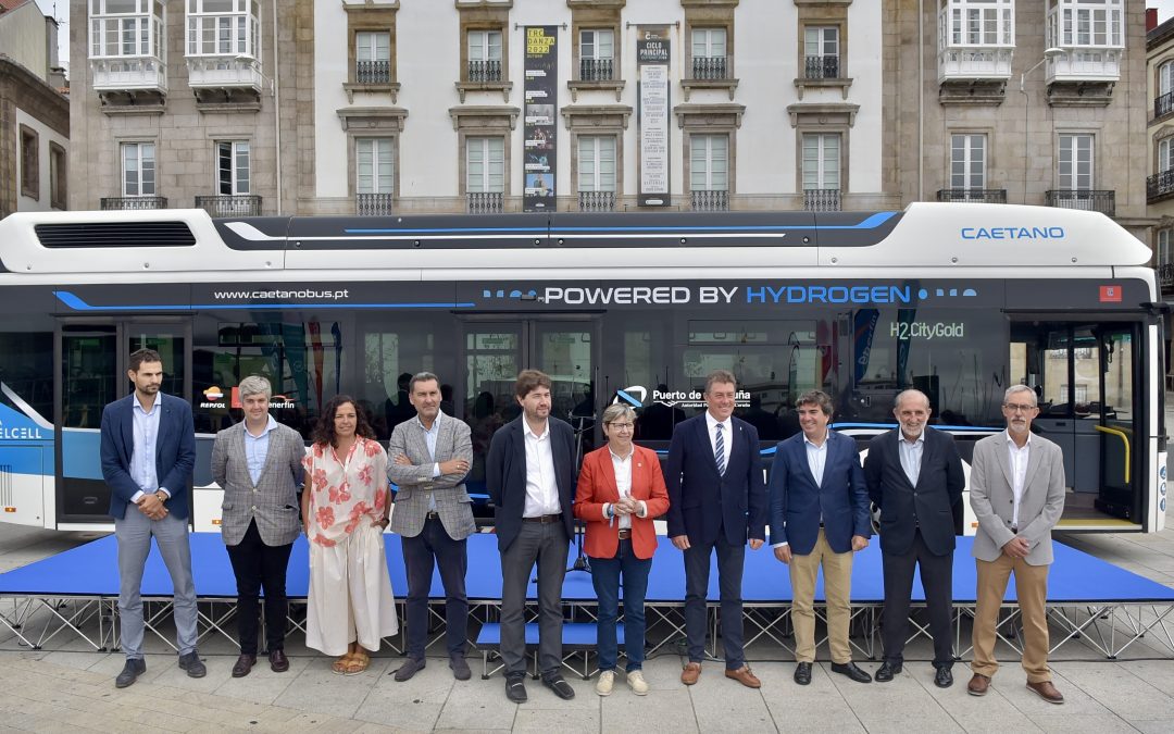 El puerto de A Coruña arranca su línea de movilidad sostenible en el marco del Green Port con un autobús propulsado por hidrógeno renovable